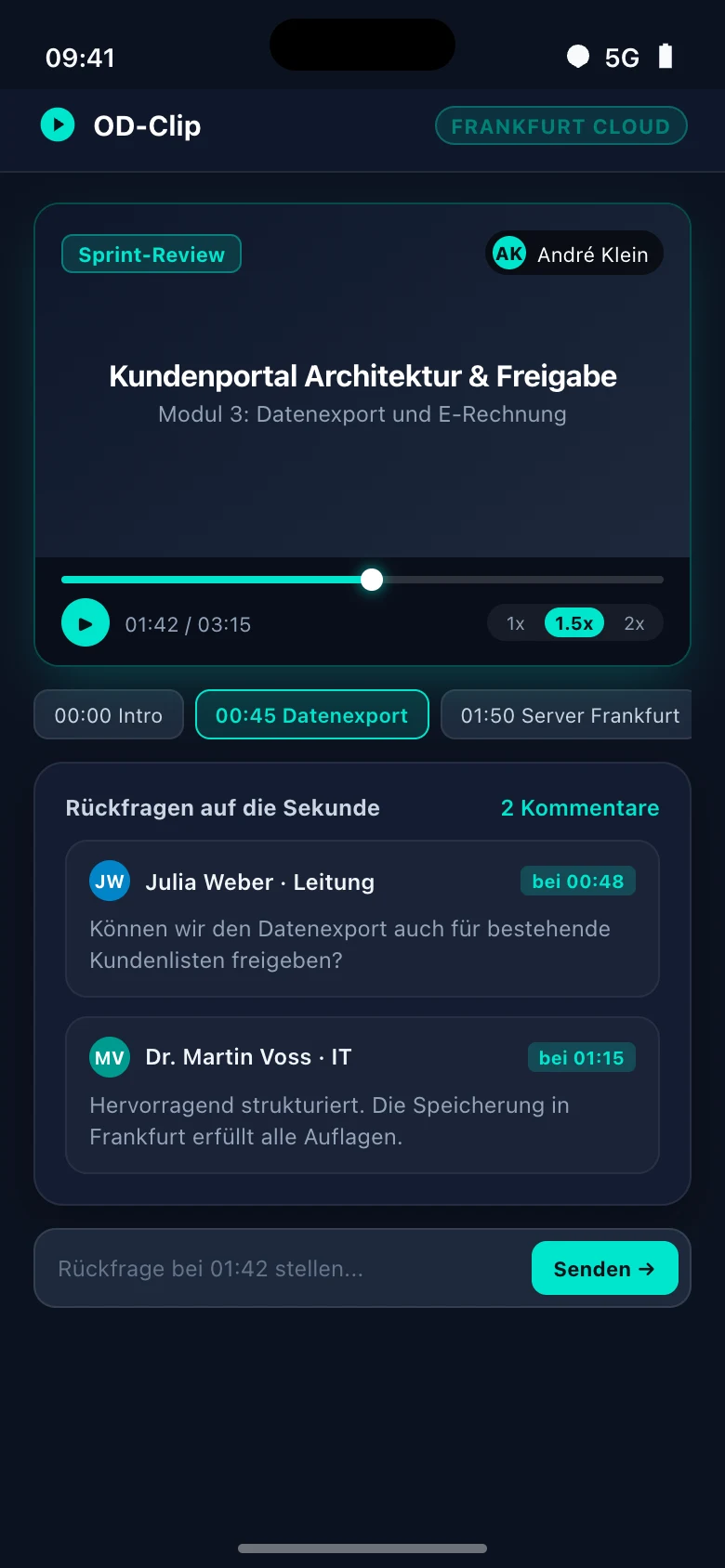 Kunde schaut Video am Smartphone und stellt Rückfragen